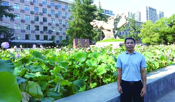 钟明昌:大爱育桃李,大智铸师魂 钟明昌:大爱育桃李,大智铸师魂