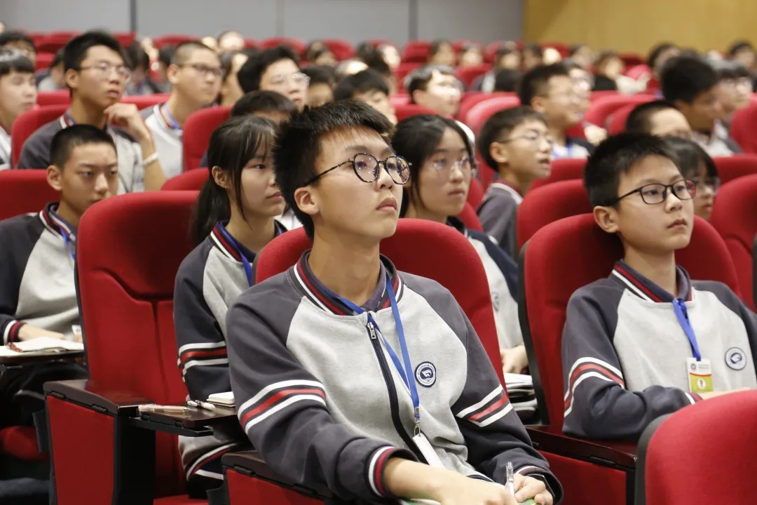 相信自己 展翅高飞——韩附召开八年级学习动员大会 相信自己 展翅高飞——韩附召开八年级学习动员大会