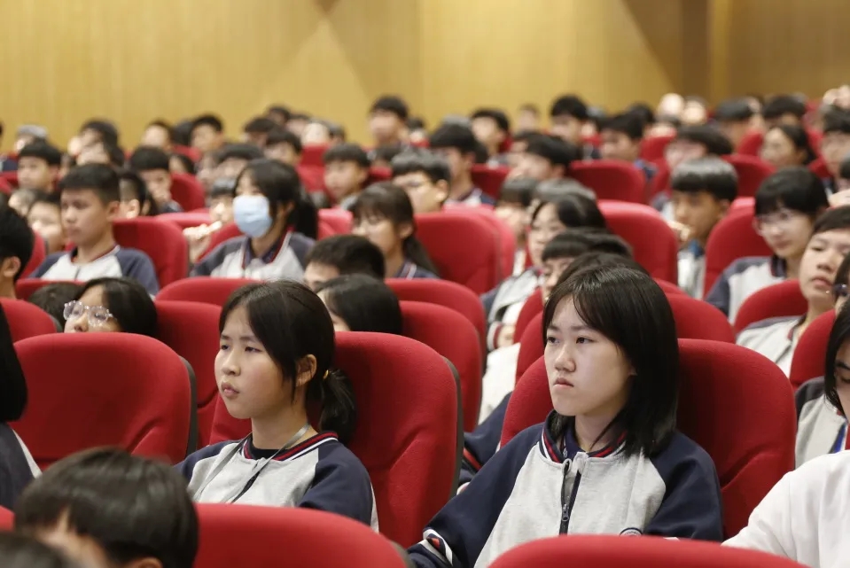 相信自己 展翅高飞——韩附召开八年级学习动员大会 相信自己 展翅高飞——韩附召开八年级学习动员大会