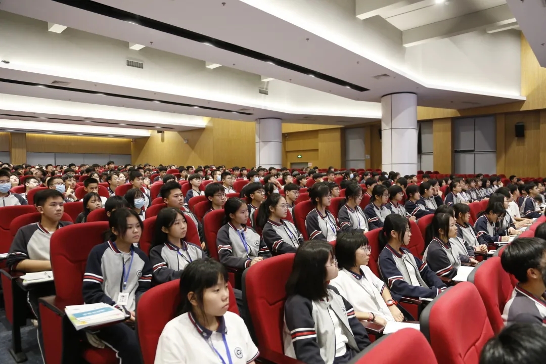 相信自己 展翅高飞——韩附召开八年级学习动员大会 相信自己 展翅高飞——韩附召开八年级学习动员大会