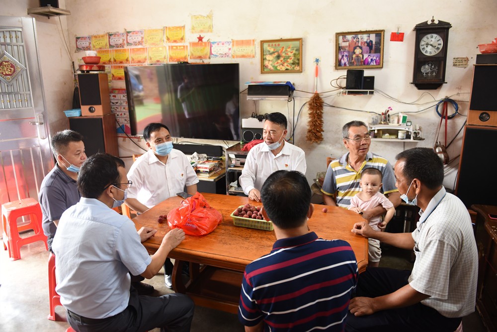 罗定职业技术学院“七•一”前夕开展慰问老党员、困难党员活动 罗定职业技术学院“七•一”前夕开展慰问老党员、困难党员活动