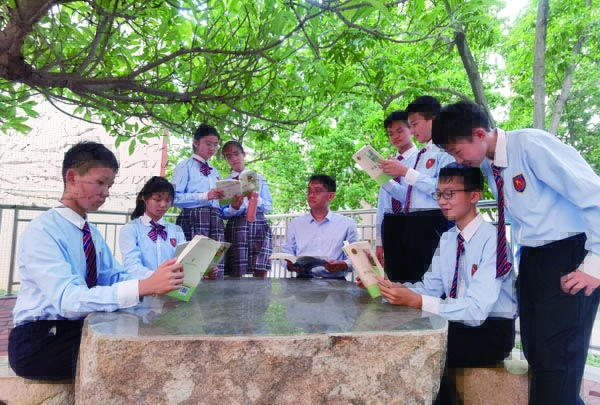 研训一体，提高教师队伍素质