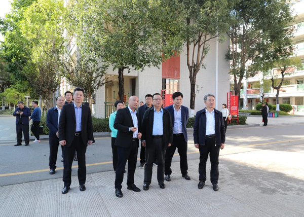 省教育厅党组书记、厅长朱孔军一行赴梅州调研青少年校园足球工作